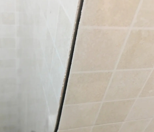 改则瓷砖空鼓维修公司分享阳台瓷砖脱落的修复过程可以分为以下几个步骤